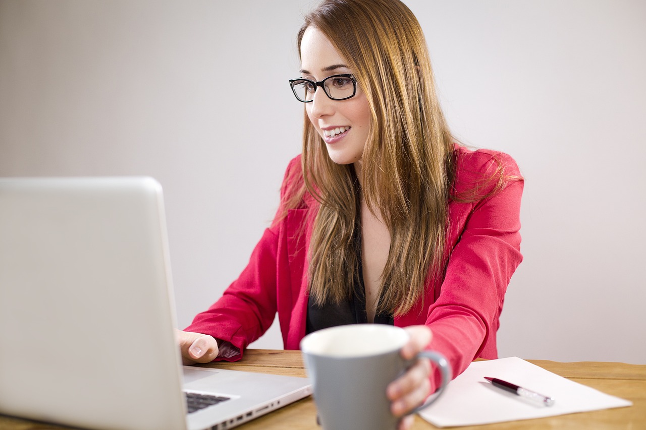 A girl is using QuickBooks Desktop Premier 2024 for office work