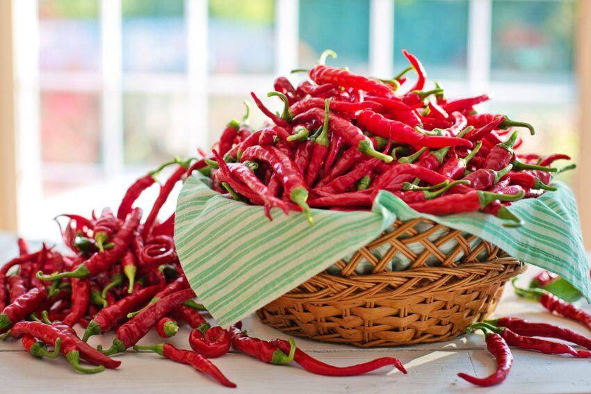 How does cayenne pepper aid in weight loss?